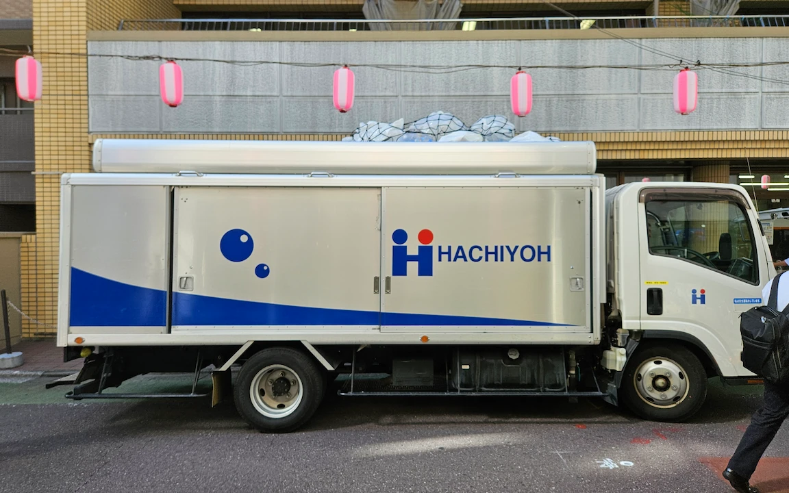 truck facing right