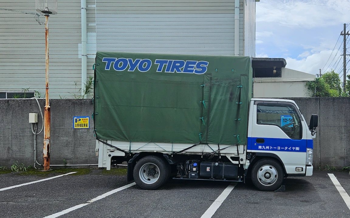 truck facing right