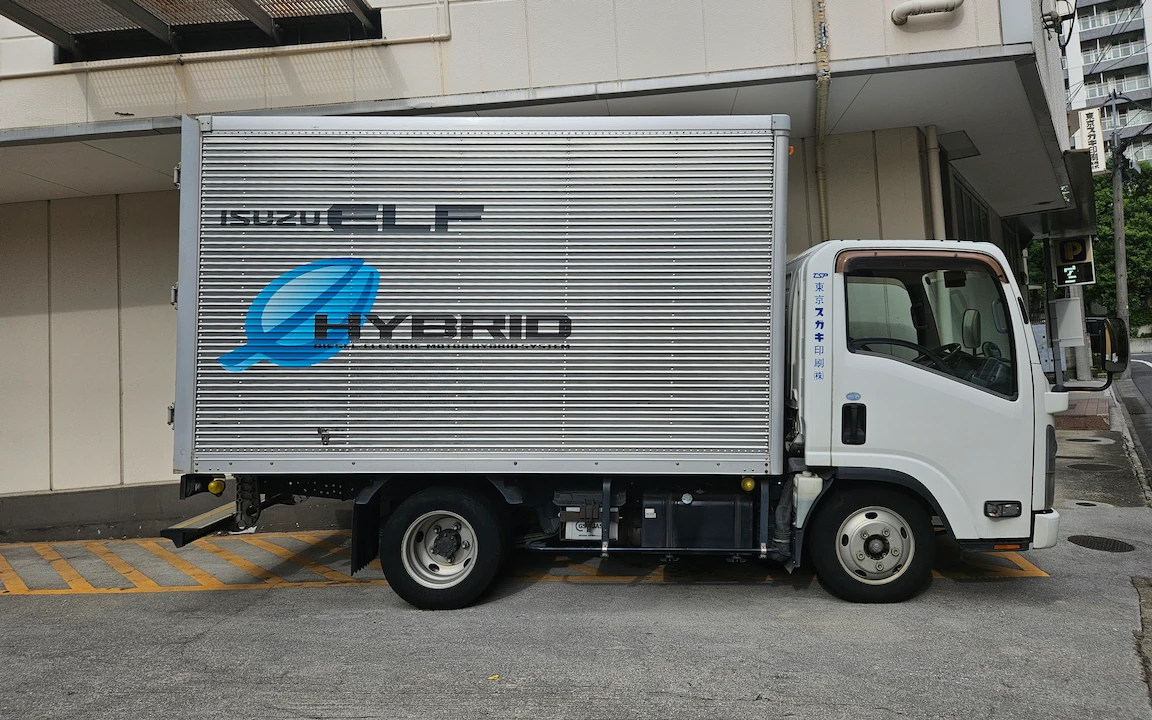 truck facing right