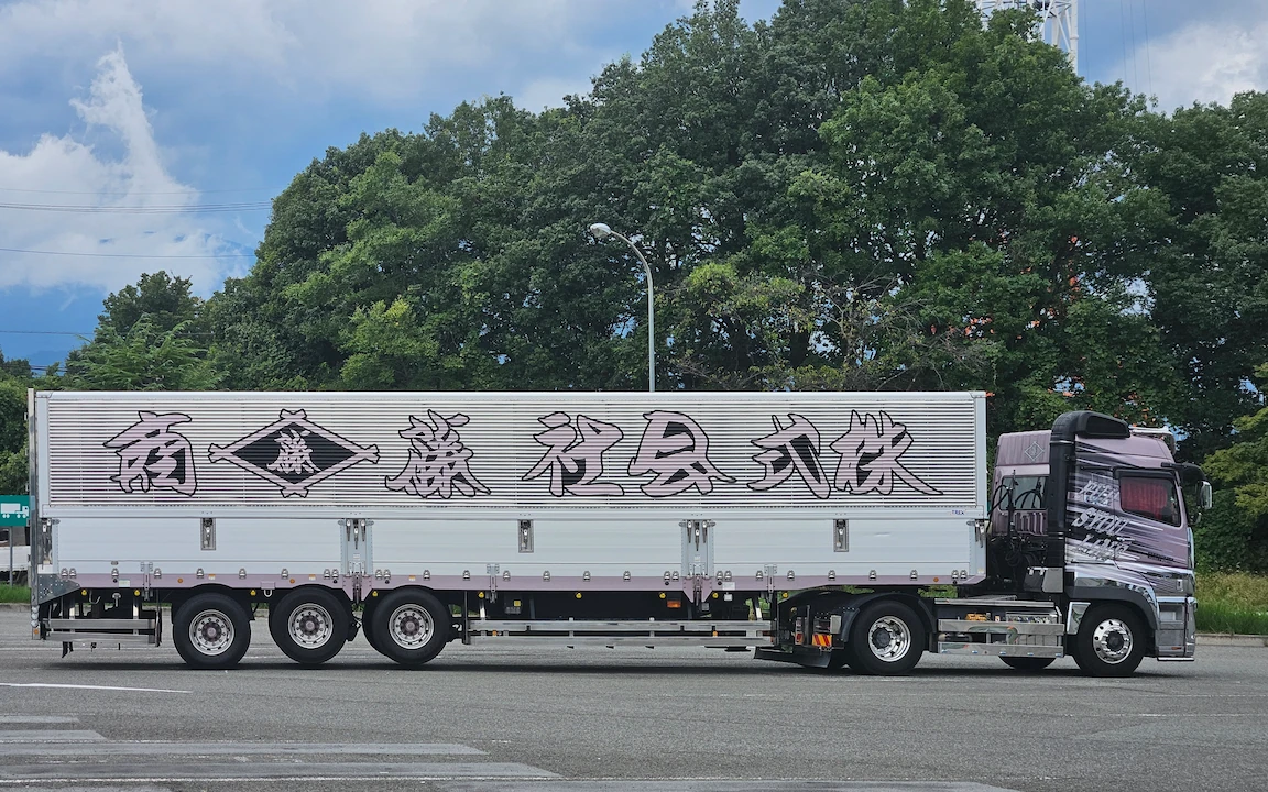 truck facing right