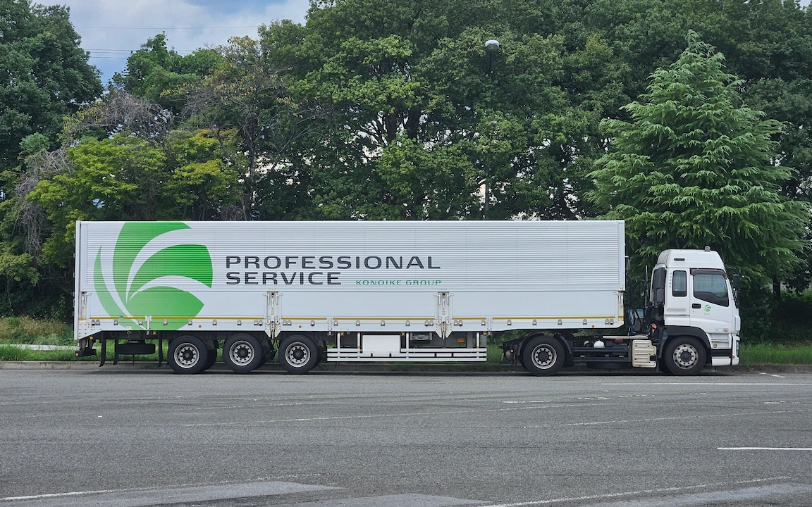 truck facing right