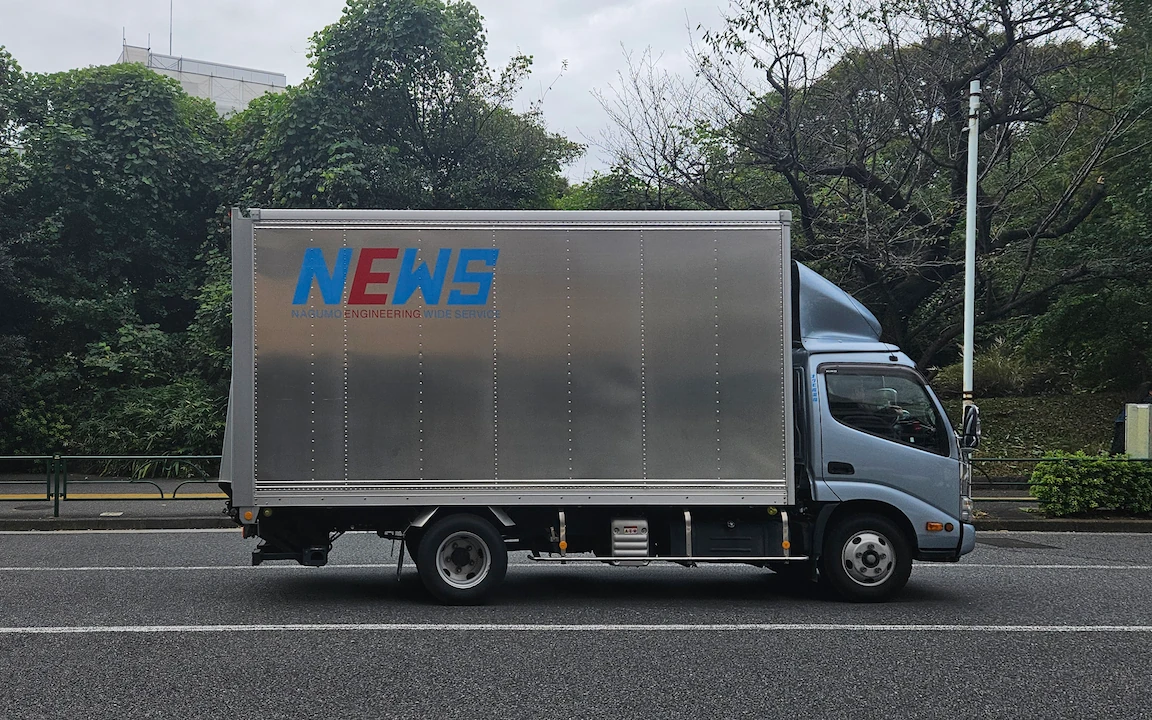 truck facing right