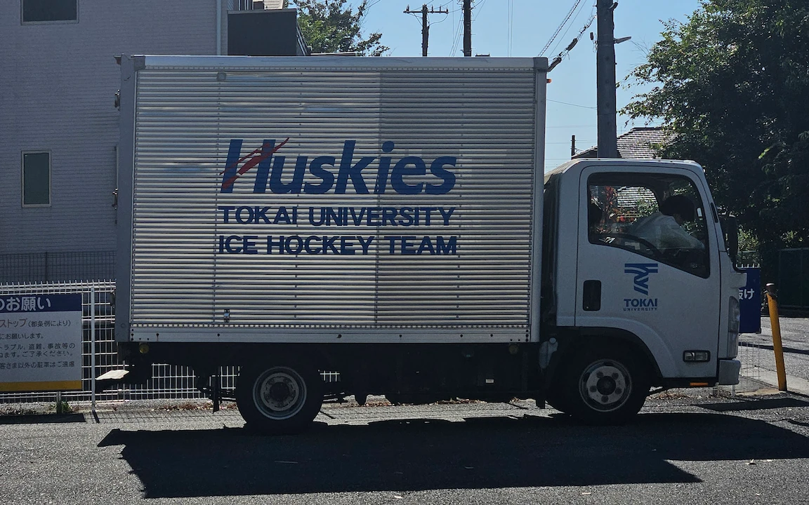 truck facing right