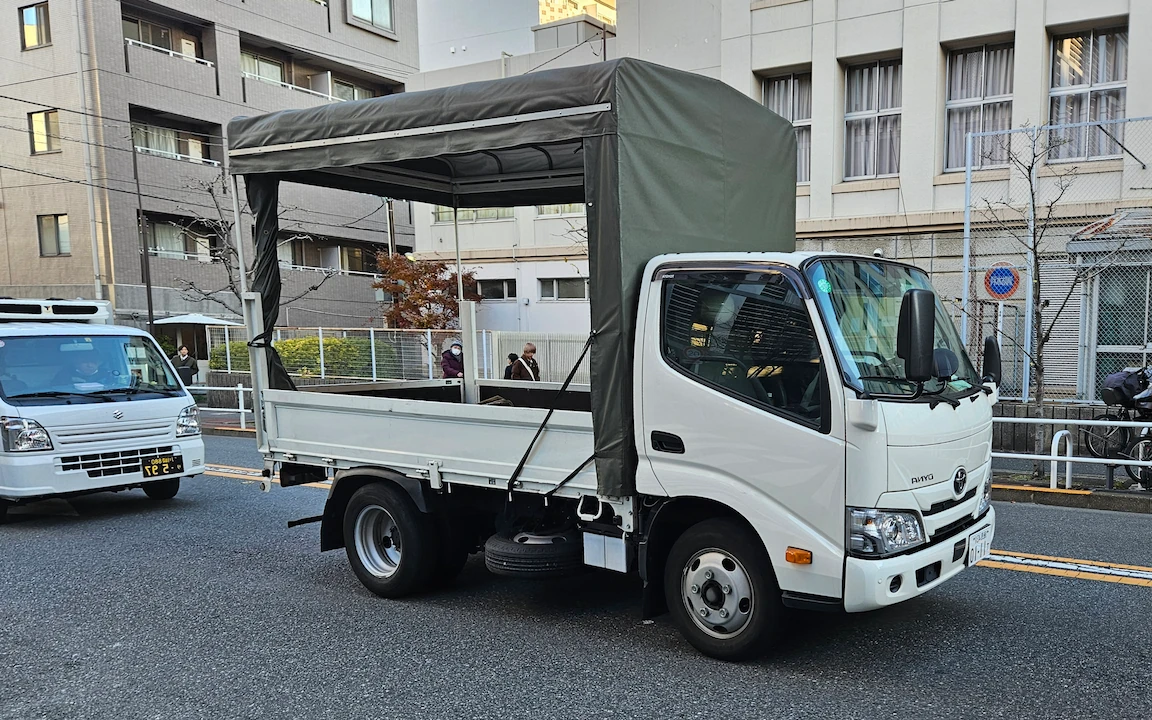 truck facing right