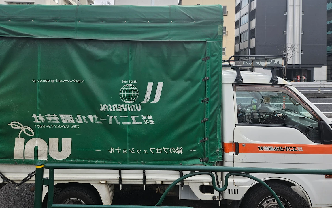 truck facing right