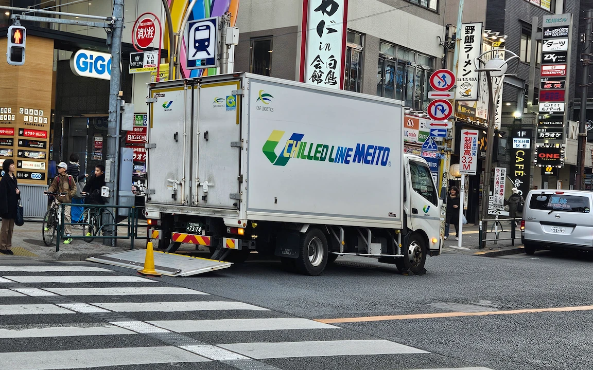 truck facing right