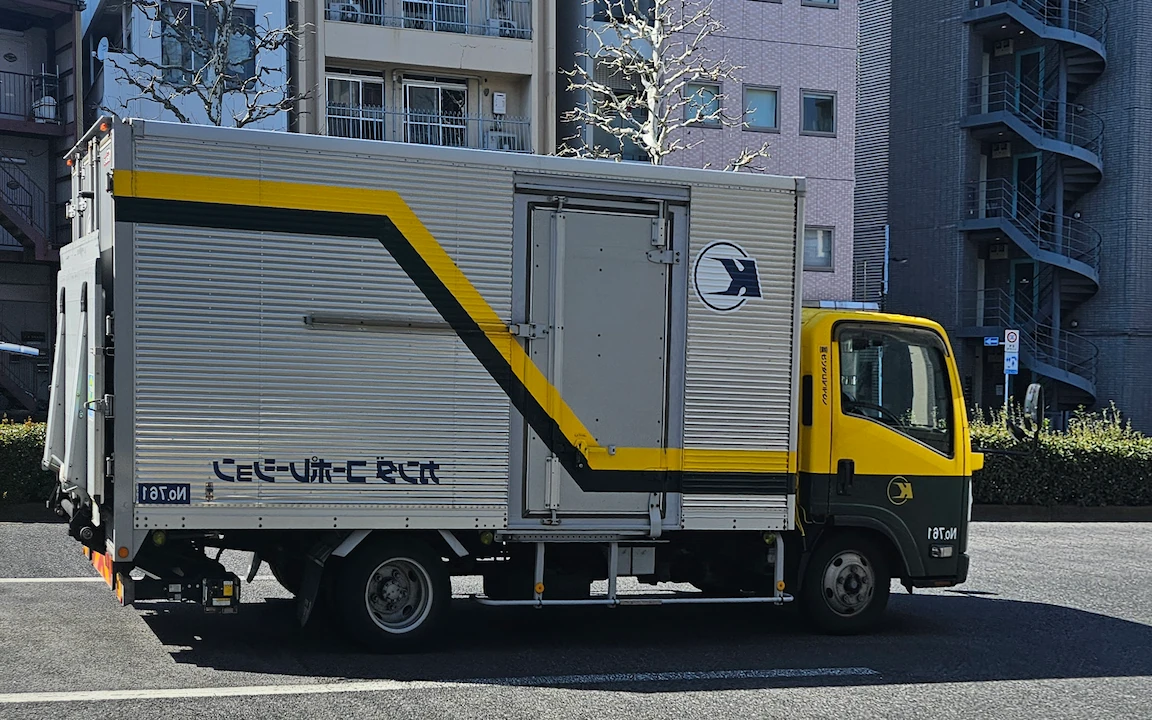 truck facing right
