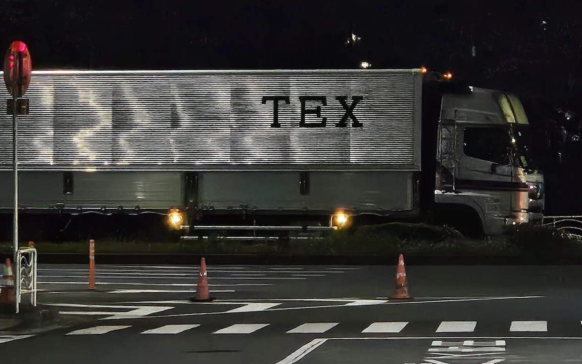 truck facing right