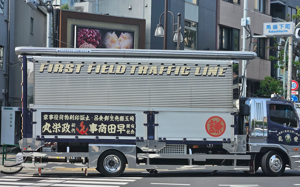 truck facing right